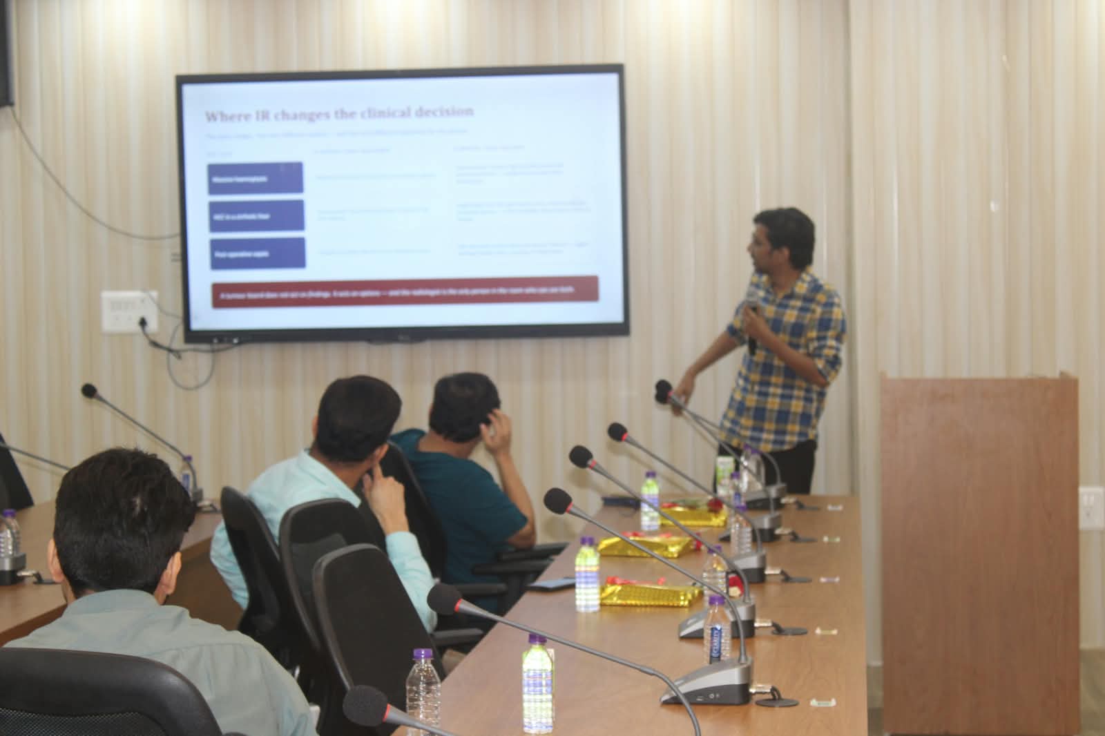 Speaker presenting clinical decision-making in Interventional Radiology